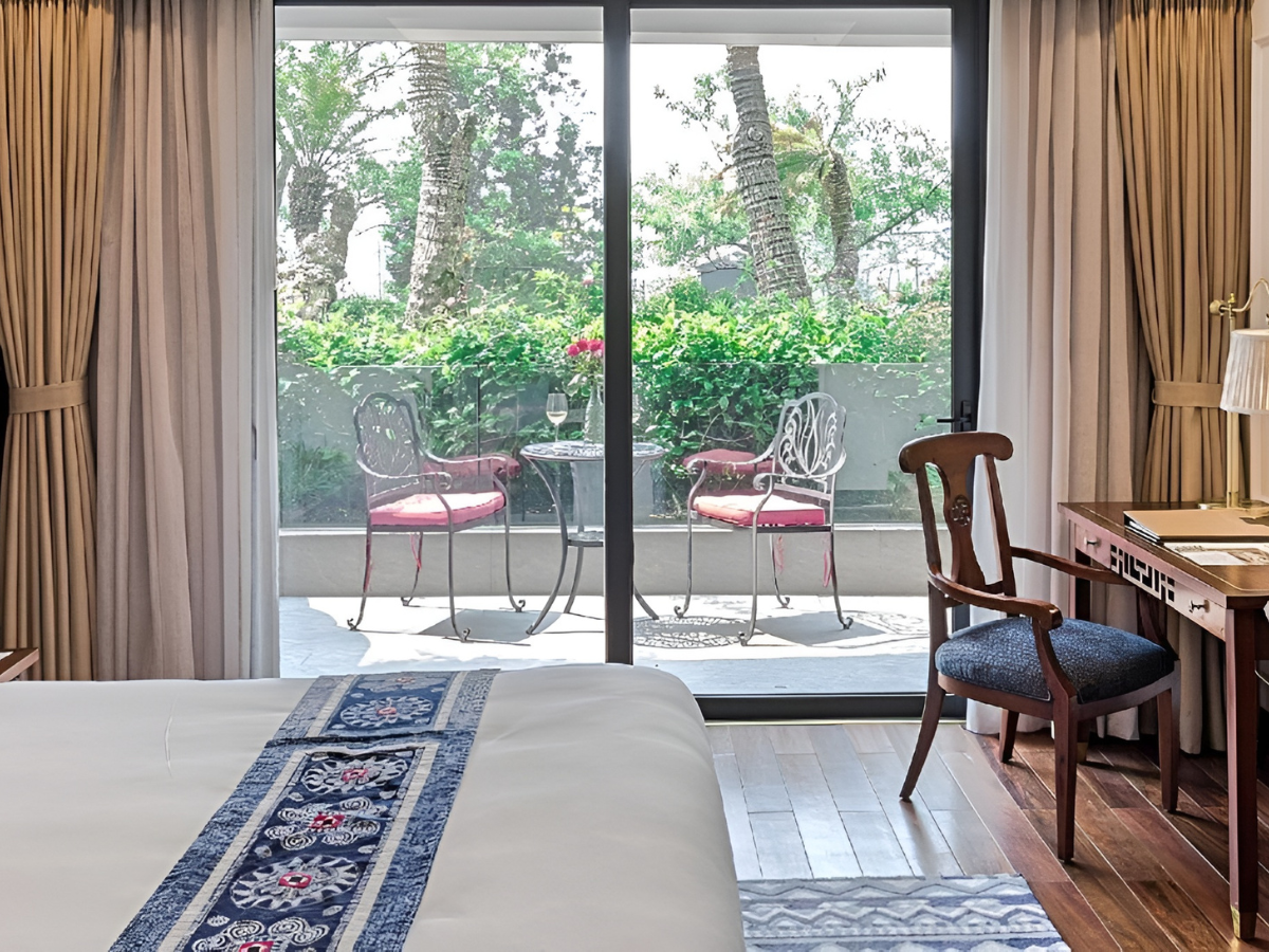 Phòng Classic Garden View hướng vườn xanh mát. 