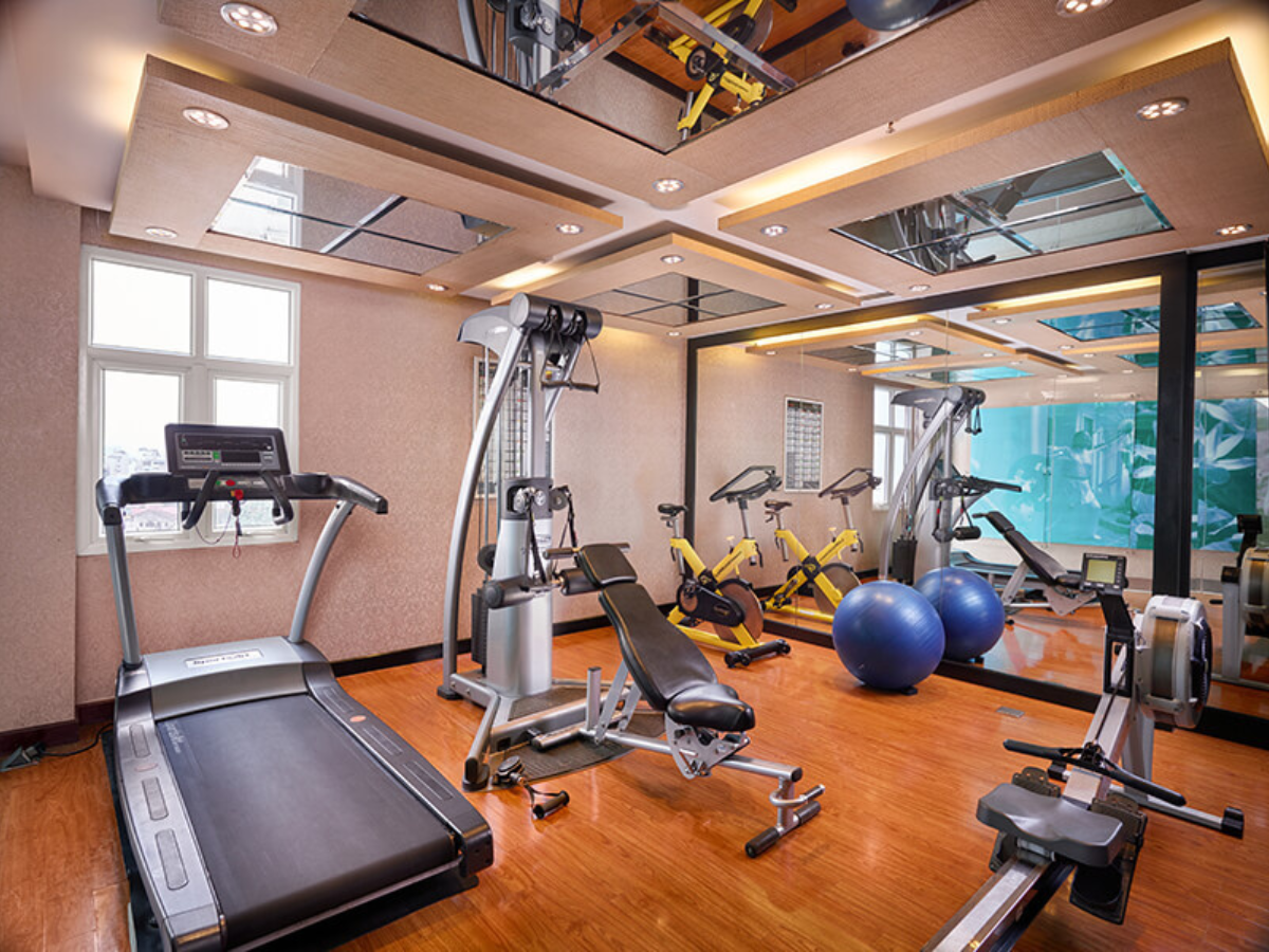 Phòng gym hiện đại cho du khách yêu thể thao. 