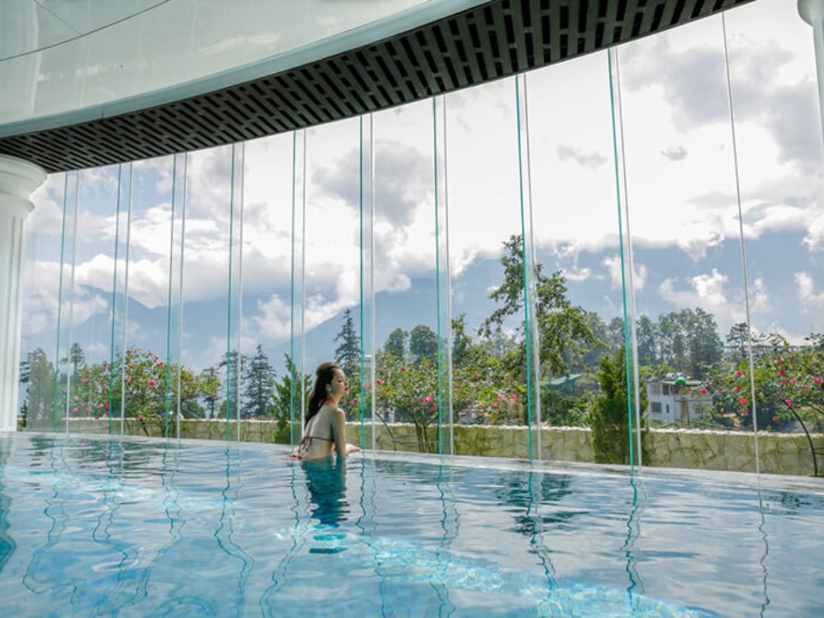 Bể bơi vô cực bốn mùa giữa mây trời Sa Pa.
