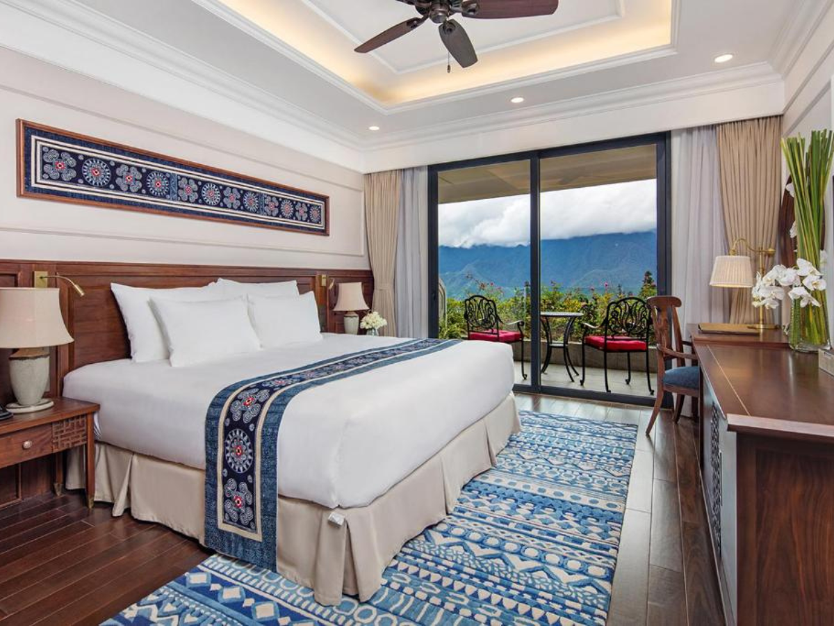 Phòng Classic Mountain View với tầm nhìn núi hùng vĩ.