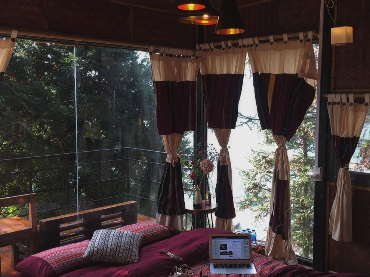 Phòng gỗ ấm cúng view núi xanh mát tại The Coong Homestay & Café Sapa.