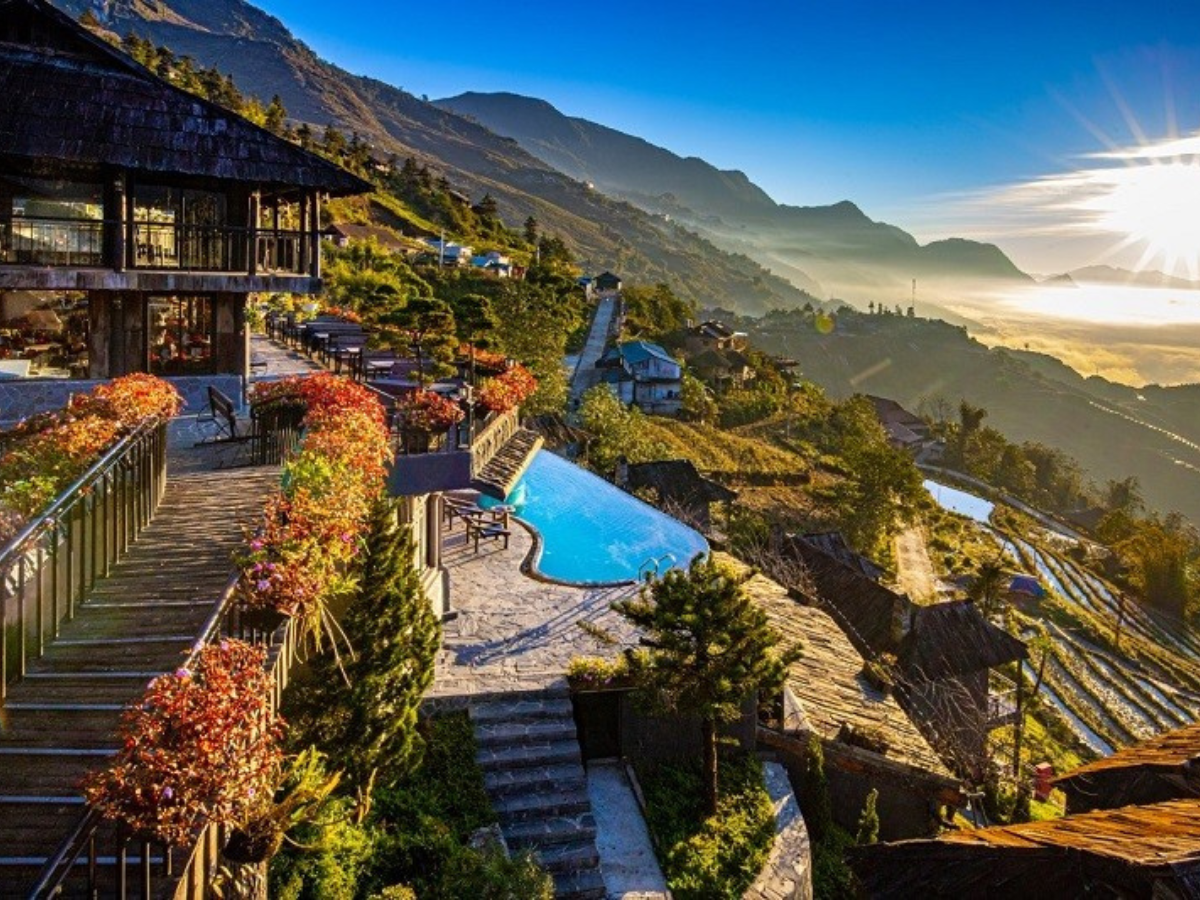 Khung cảnh The Mong Village Resort & Spa Sapa hòa mình giữa thiên nhiên hùng vĩ của núi rừng Tây Bắc.