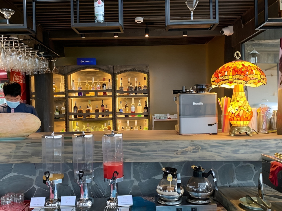 Quầy bar và khu lounge tại The Mong Village là nơi thư giãn lý tưởng giữa núi rừng Sa Pa