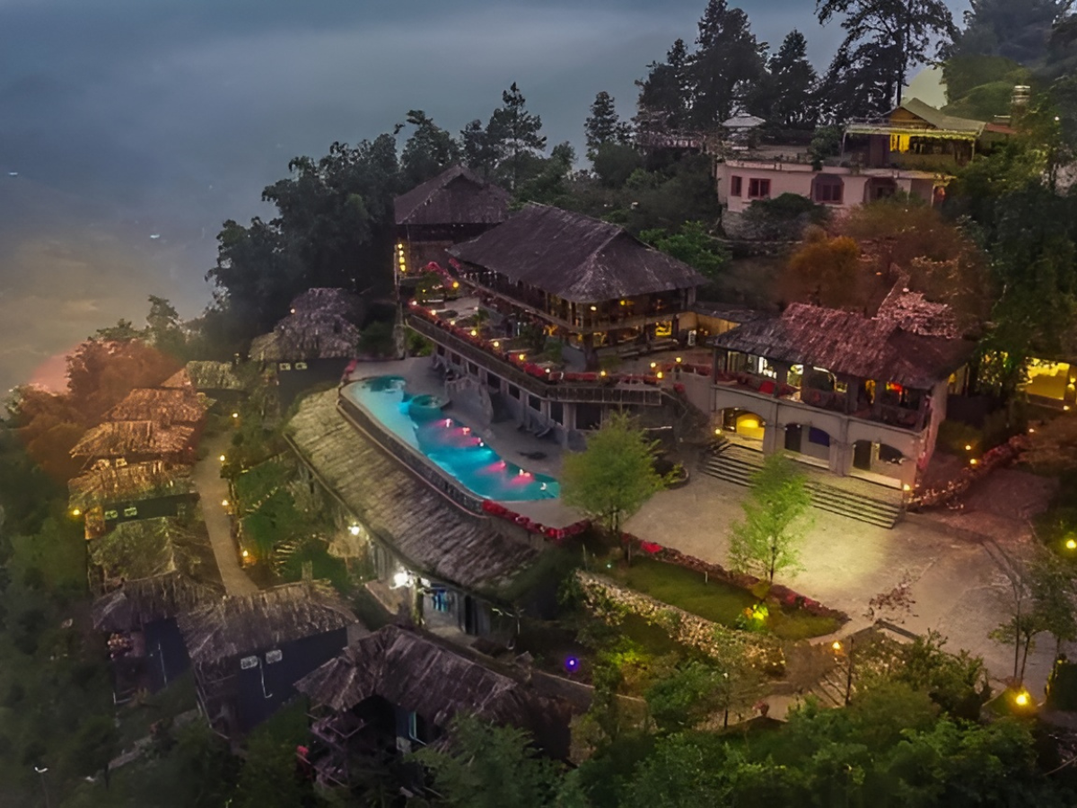 Kiến trúc The Mong Village Resort & Spa mang đậm bản sắc văn hóa dân tộc Mông độc đáo.