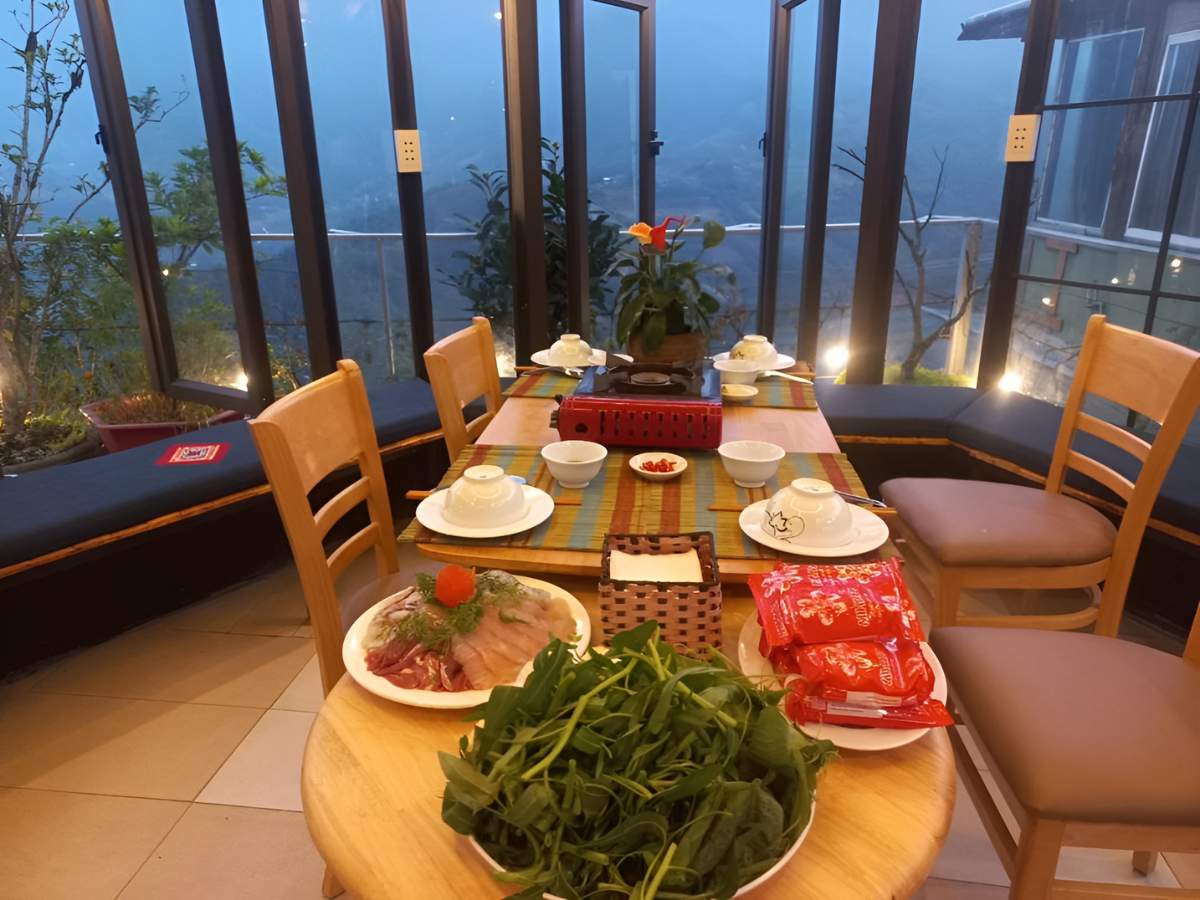Không gian mở tại quán café và nhà hàng Valley View Café & Stay Sa Pa