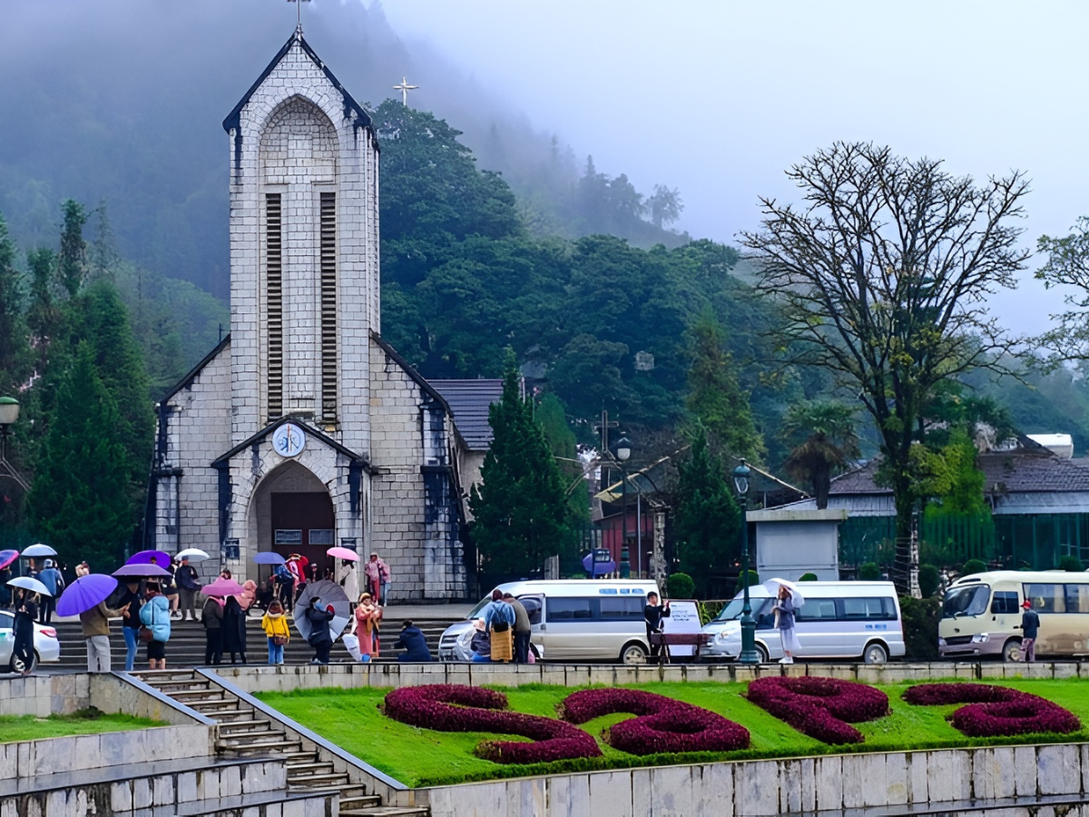 Nhà thờ Đá Sa Pa - Biểu tượng cổ kính giữa lòng thị trấn sương mờ.