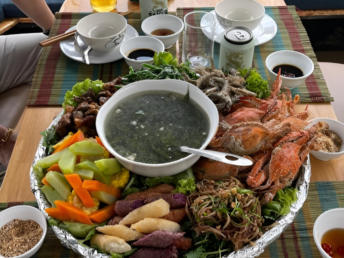 Buffet tại Valley View Café & Stay Sa Pa đa dạng hương vị vùng cao. 