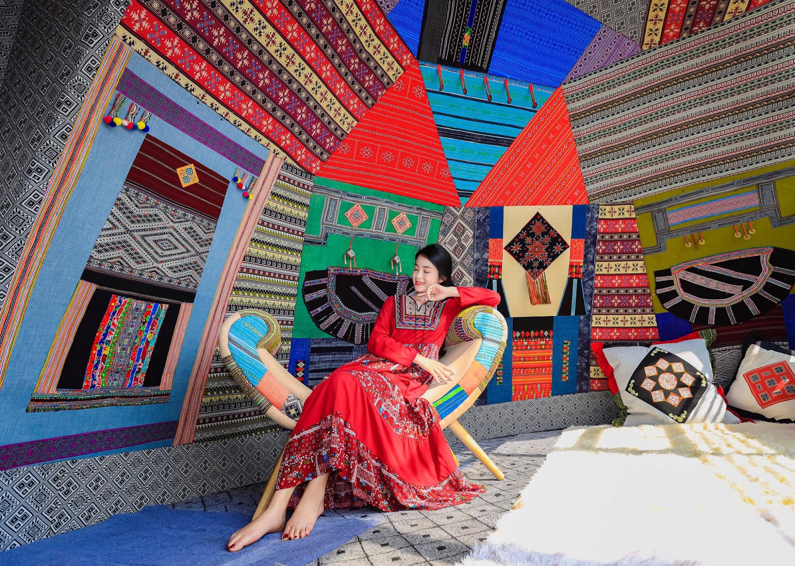 Vải thổ cẩm Sa Pa là món quà tinh tế, đậm đà bản sắc dân tộc.