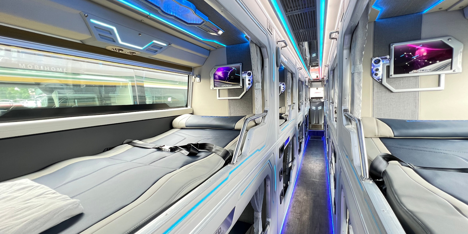 Giường nằm tiện nghi trên xe khách đi Sa Pa.