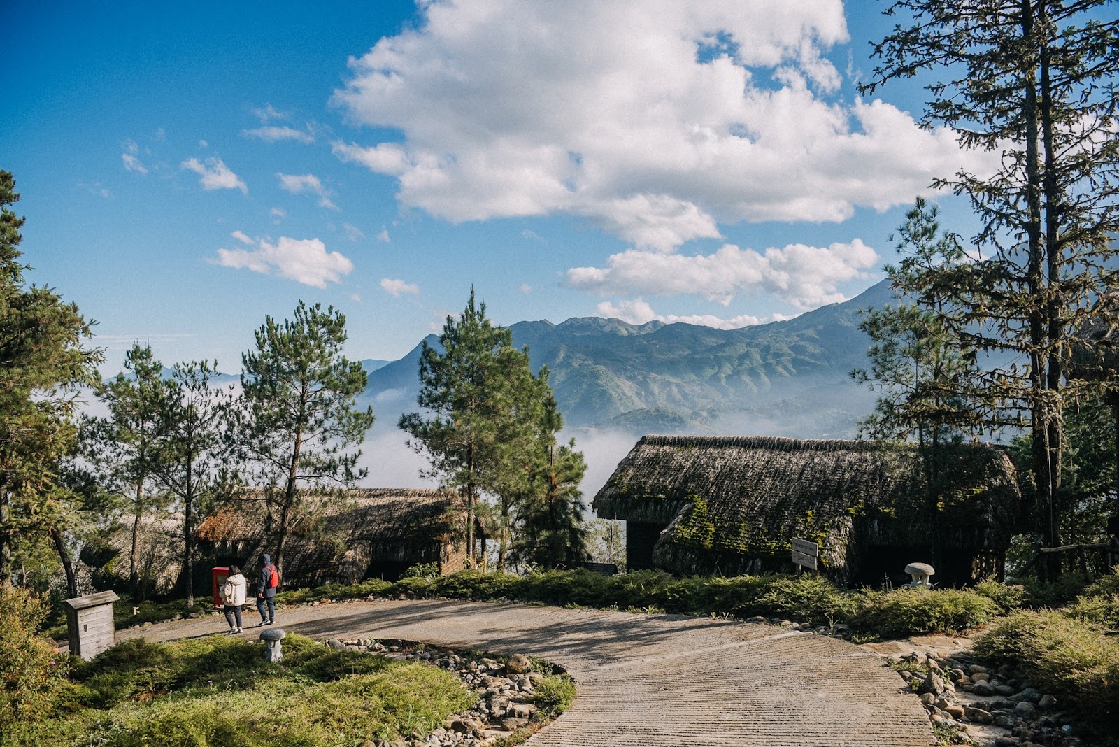 Sapa Jade Hill được ví như một ngôi làng cổ tích giữa mây trời.