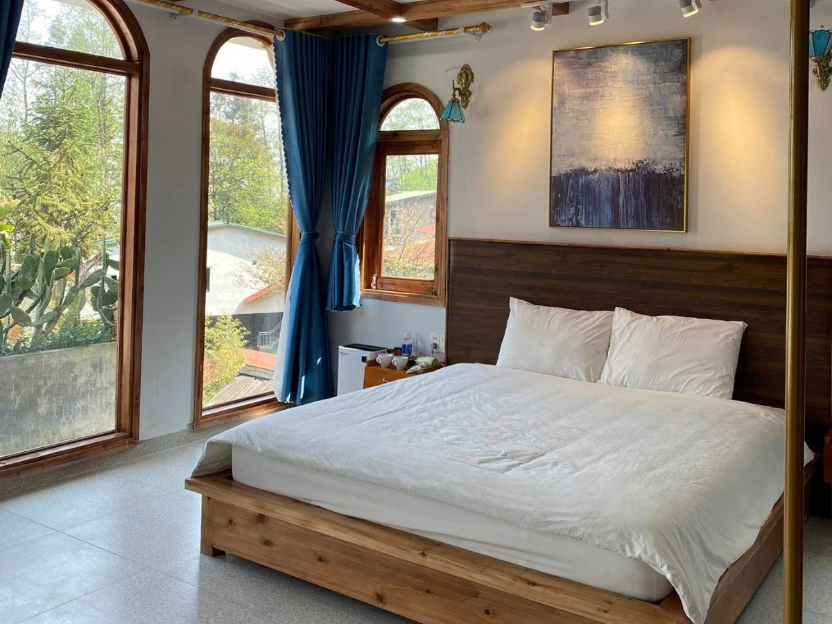 Khám phá hệ thống nhà nghỉ đa dạng, tiện nghi hiện đại giữa núi rừng.