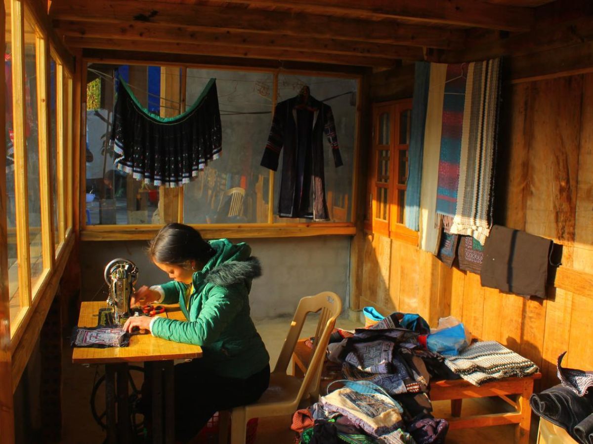 Trải nghiệm may vá quần áo cùng người bản địa Sa Pa.
