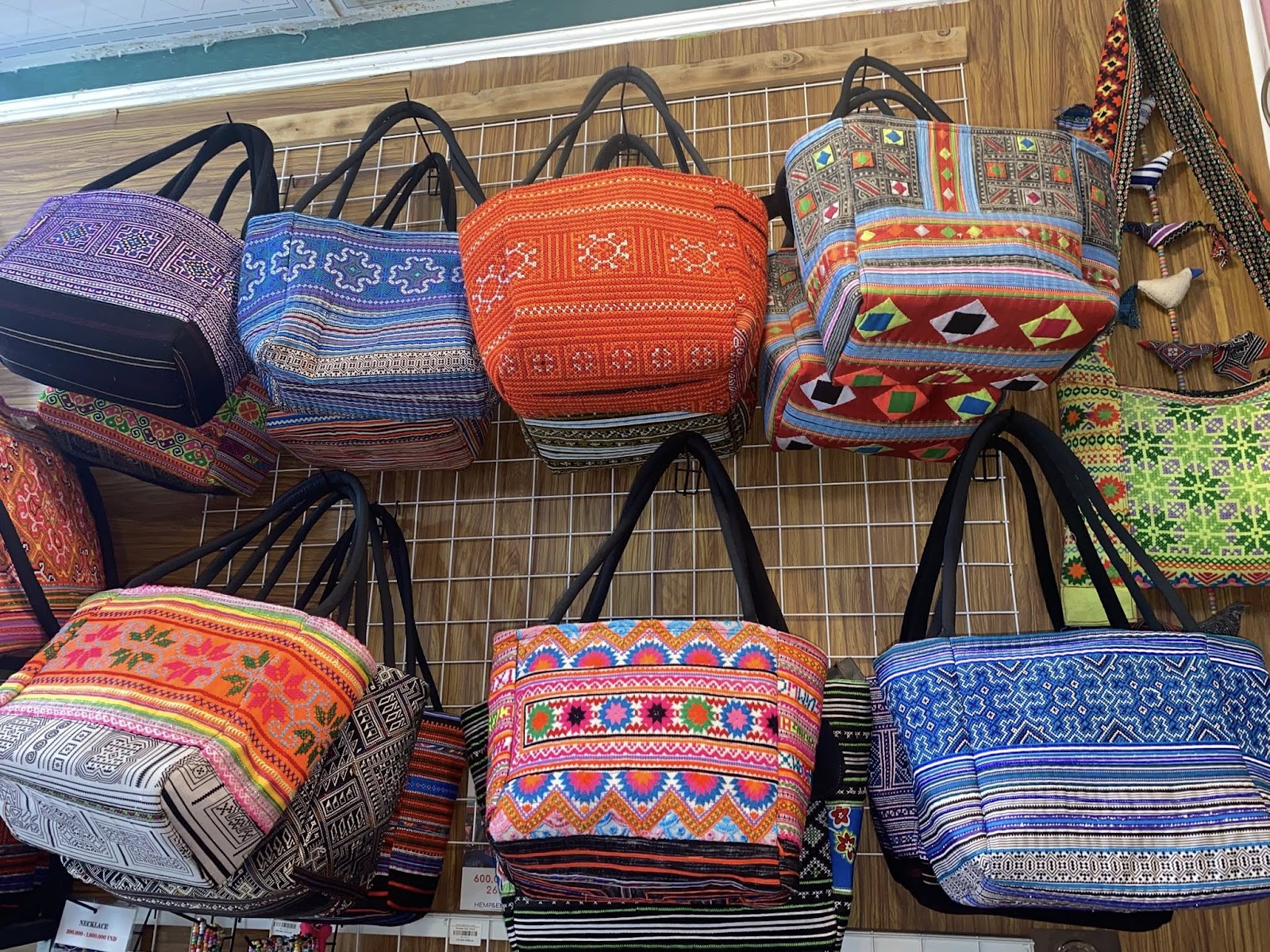 Sản phẩm túi xách được nhiều du khách yêu thích