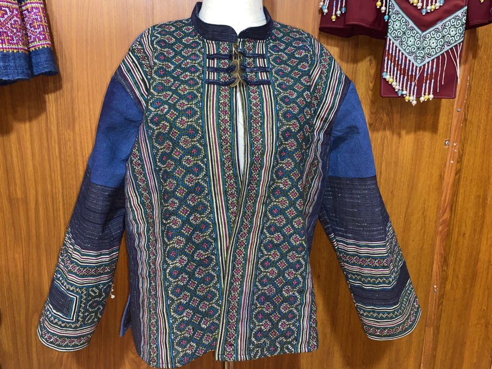Áo thổ cẩm thiết kế riêng từ cửa hàng Hemp & Embroidery Sapa