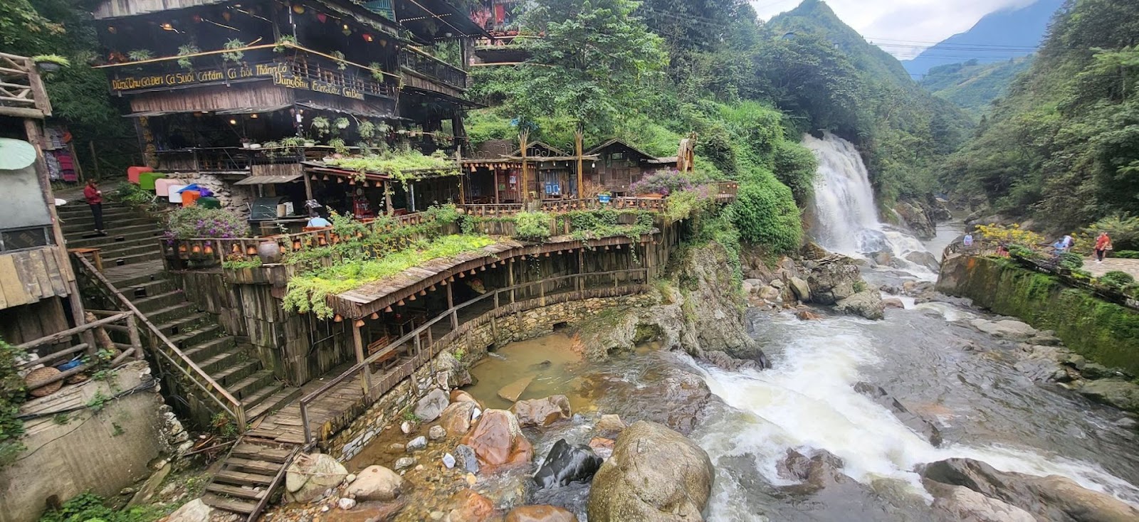 Bản Cát Cát yên bình bên dòng suối.