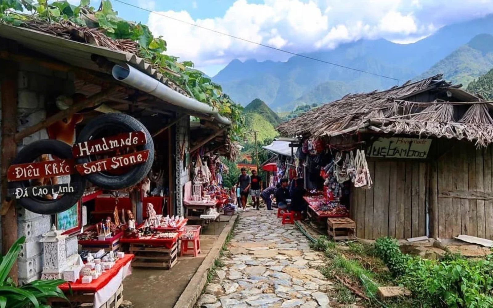 Cửa hàng nằm ở vị trí trung tâm của bản Cát Cát.