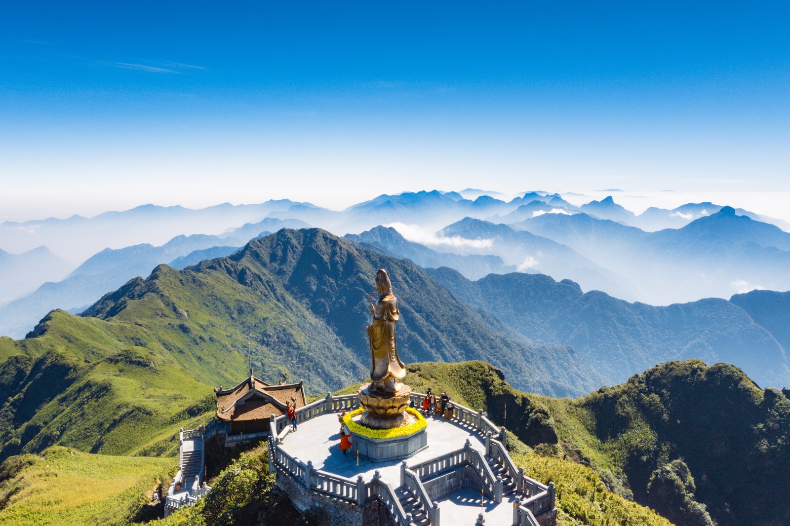 Tượng Quan Thế Âm Bồ Tát giữa mây trời Hoàng Liên Sơn.