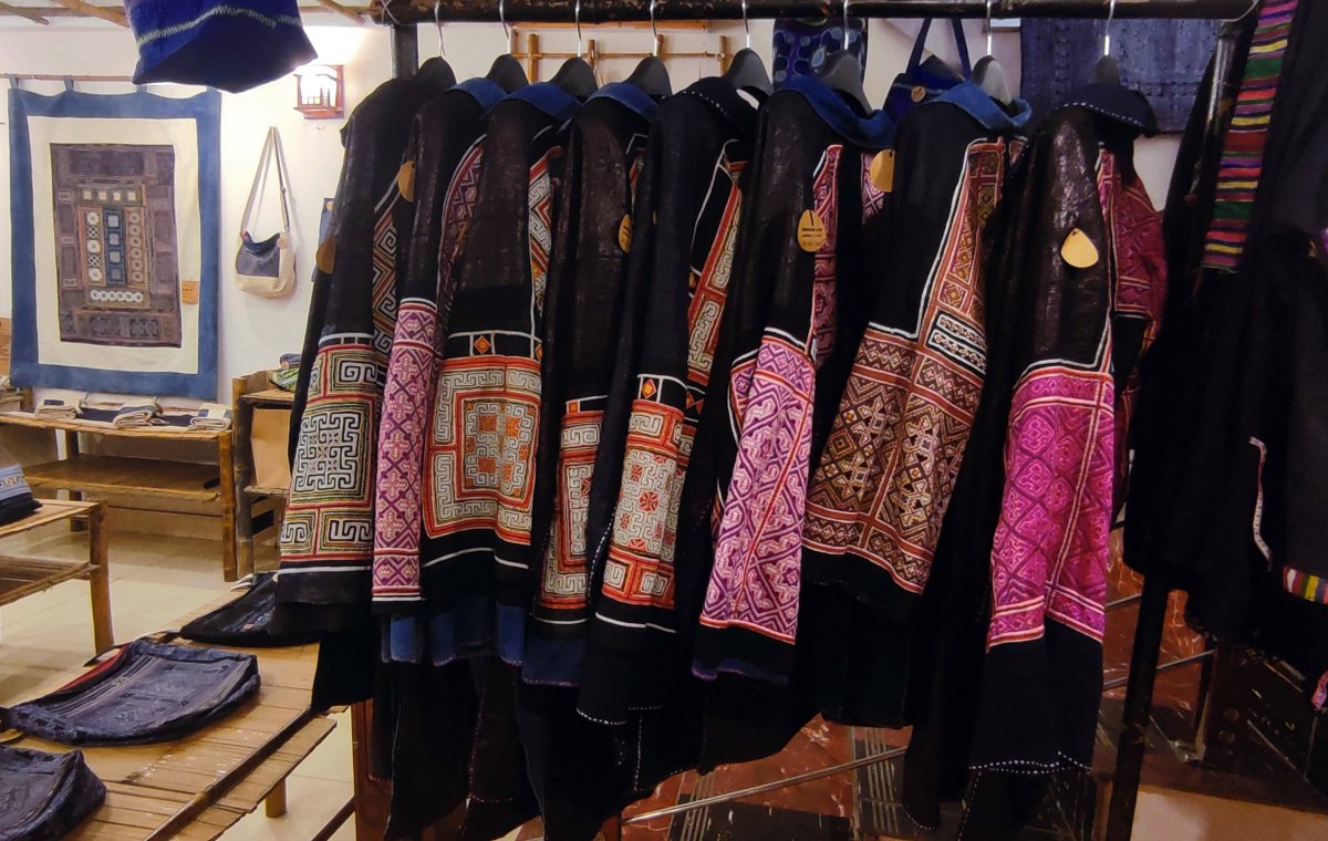 Những trang phục truyền thống của người H’Mông được may tinh tế.