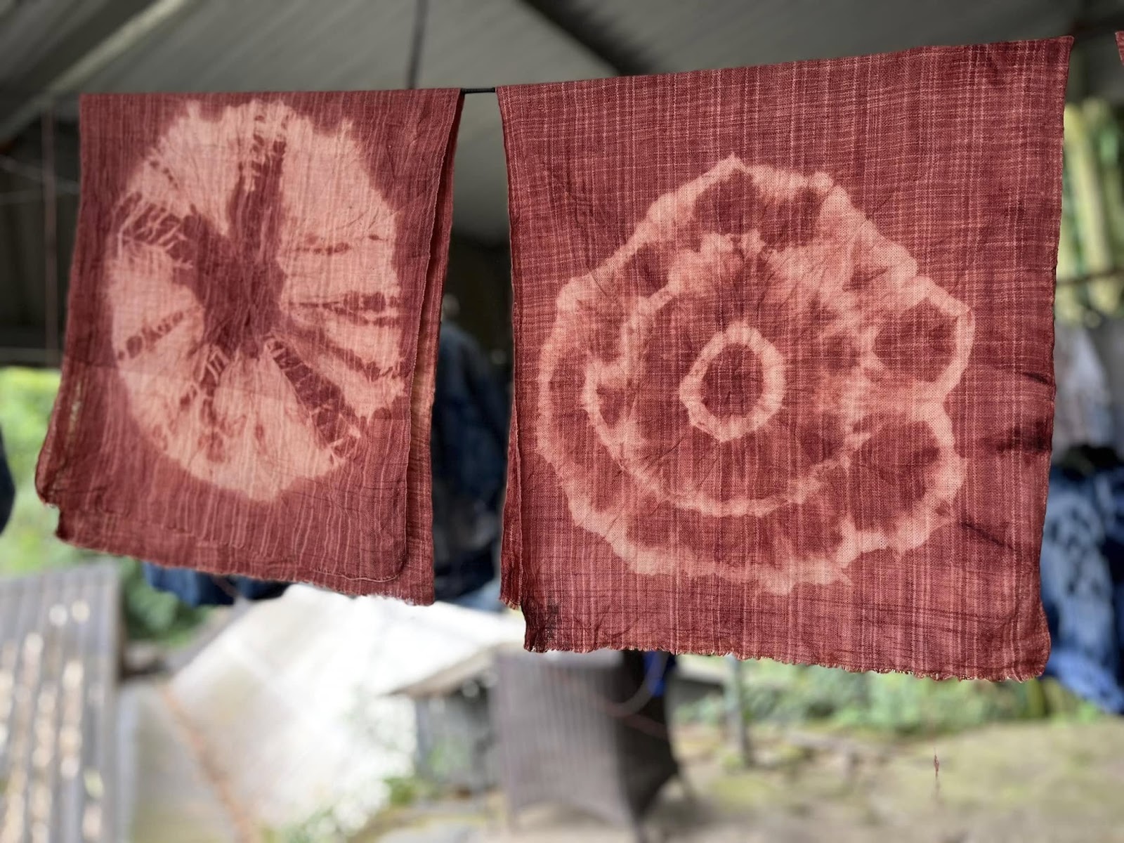 Những tấm vải được nhuộm chàm thủ công đang được phơi khô.