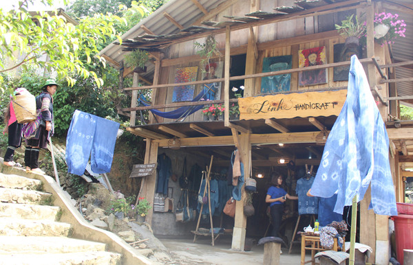 Cửa hàng tọa lạc ngay trung tâm bản Cát Cát