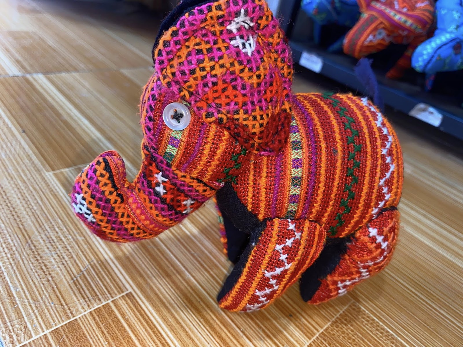 Đồ lưu niệm độc đáo được làm từ những mảnh vải vụn