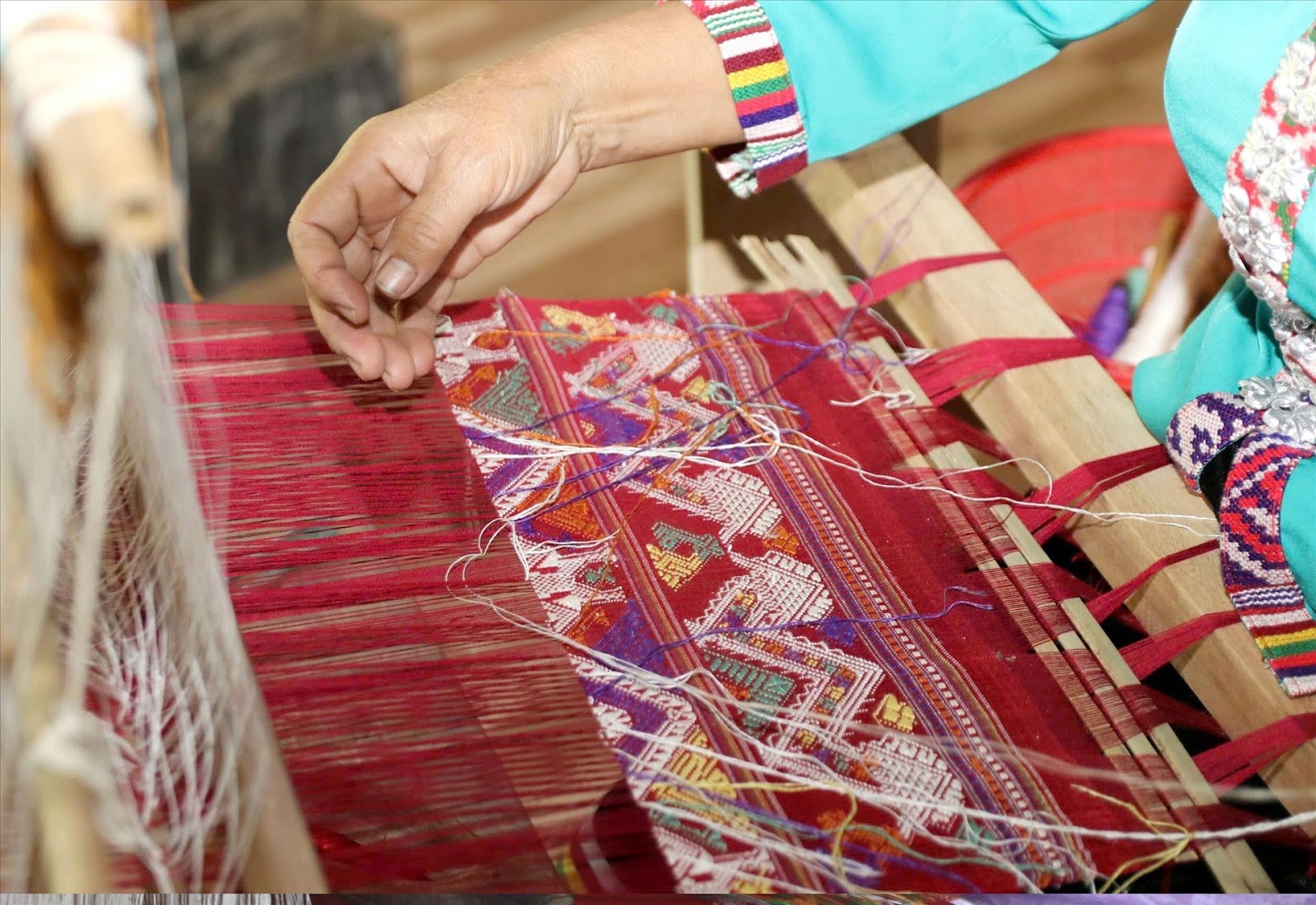 Quy trình dệt vải tinh tế của người Dao đỏ