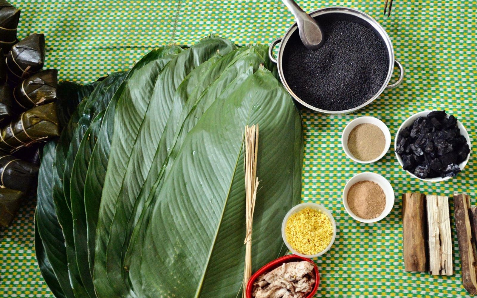 Những nguyên liệu chính tạo nên hương vị dẻo bùi của bánh chưng đen. 