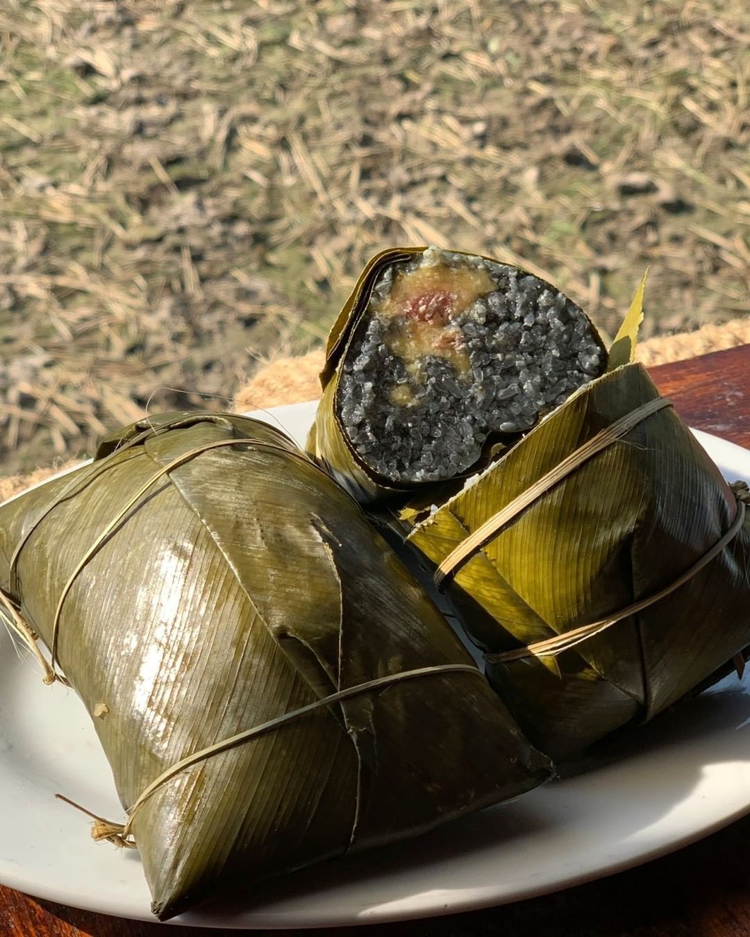 Bánh chưng đen ngon nhất khi thưởng thức nóng