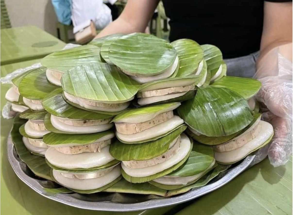 Du khách có thể mua bánh giầy kẹp chả ở các gánh hàng rong