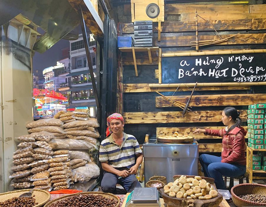 Bánh hạt dẻ nổi tiếng và được bày bán rộng rãi tại Sa Pa