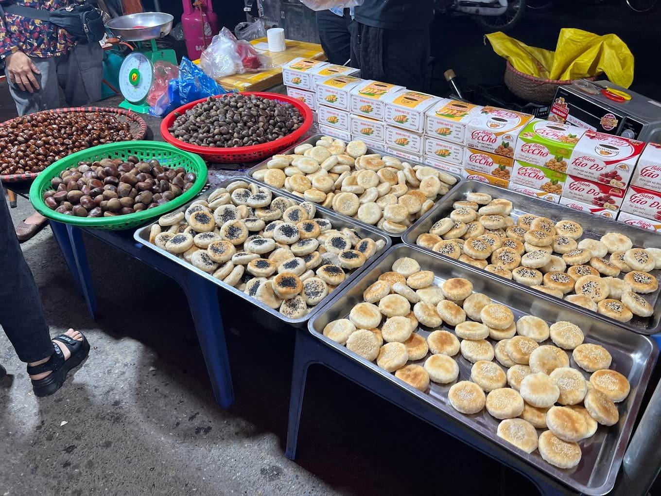 Du khách có thể dễ dàng mua bánh tại chợ truyền thống ở Sa Pa