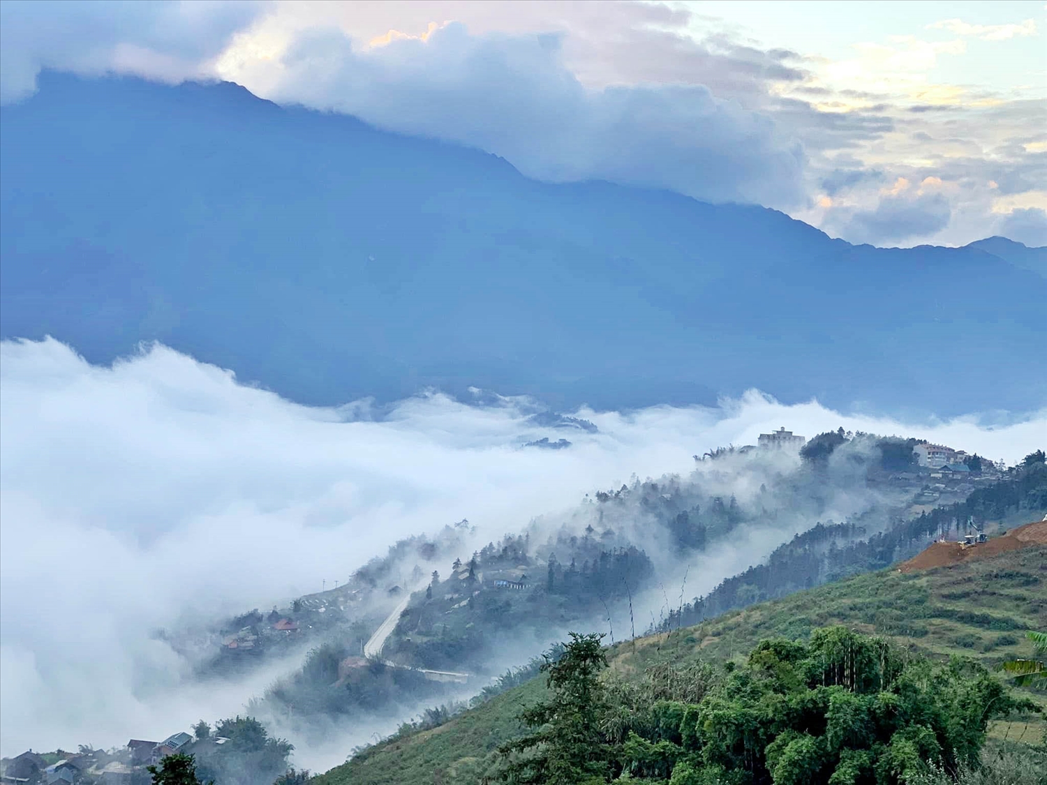 Biển mây trắng xóa tại bản Hang Đá