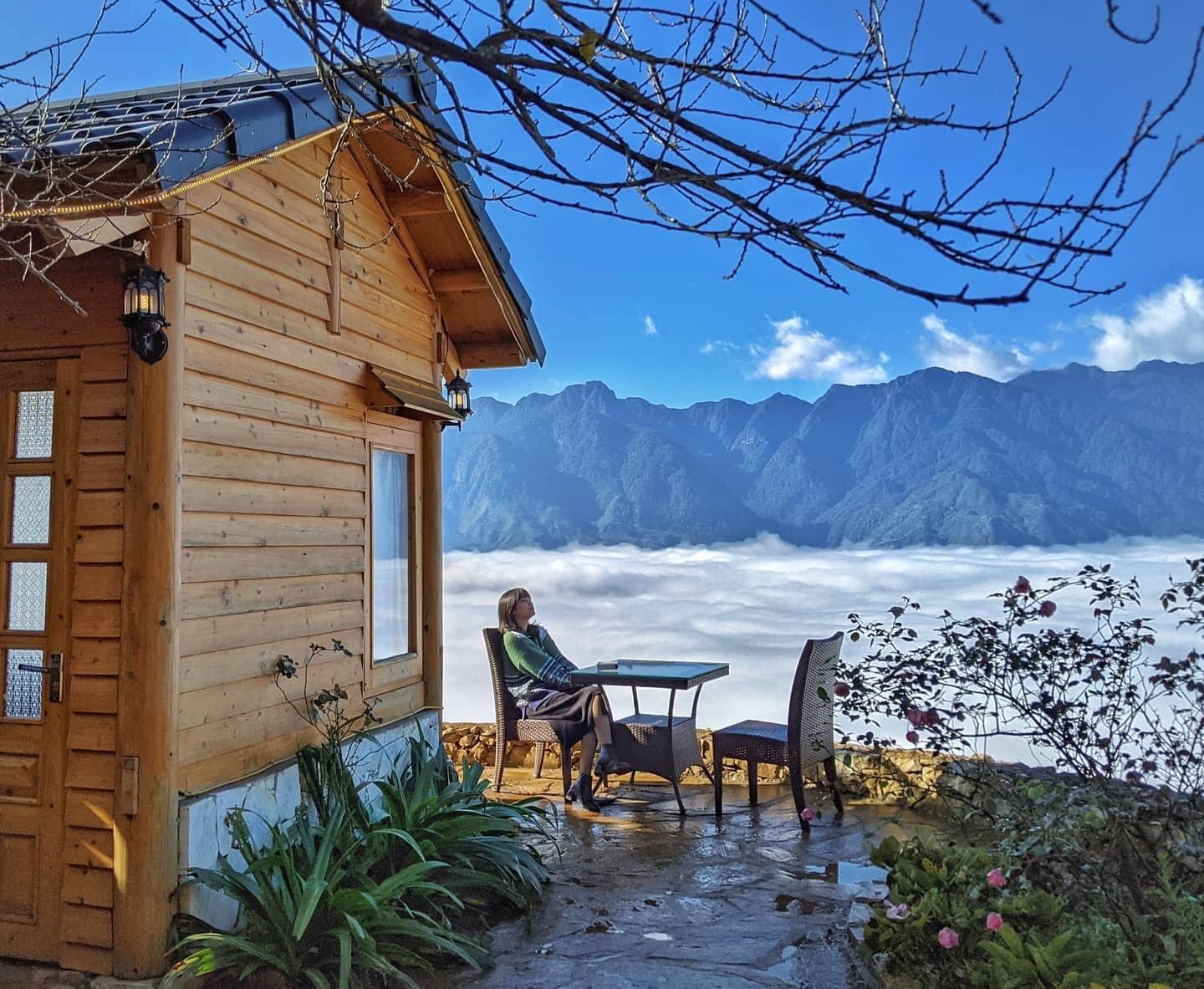 Du khách ngắm nhìn biển mây từ Rock Cafe Garden