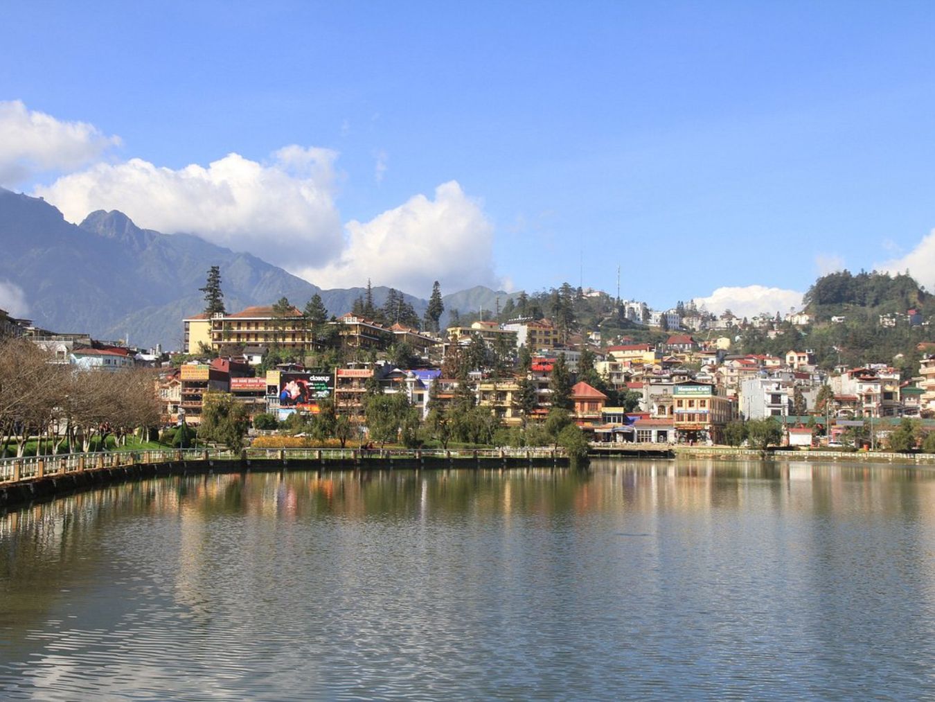 Khoảnh khắc bình minh yên bình trên mặt hồ Sa Pa.