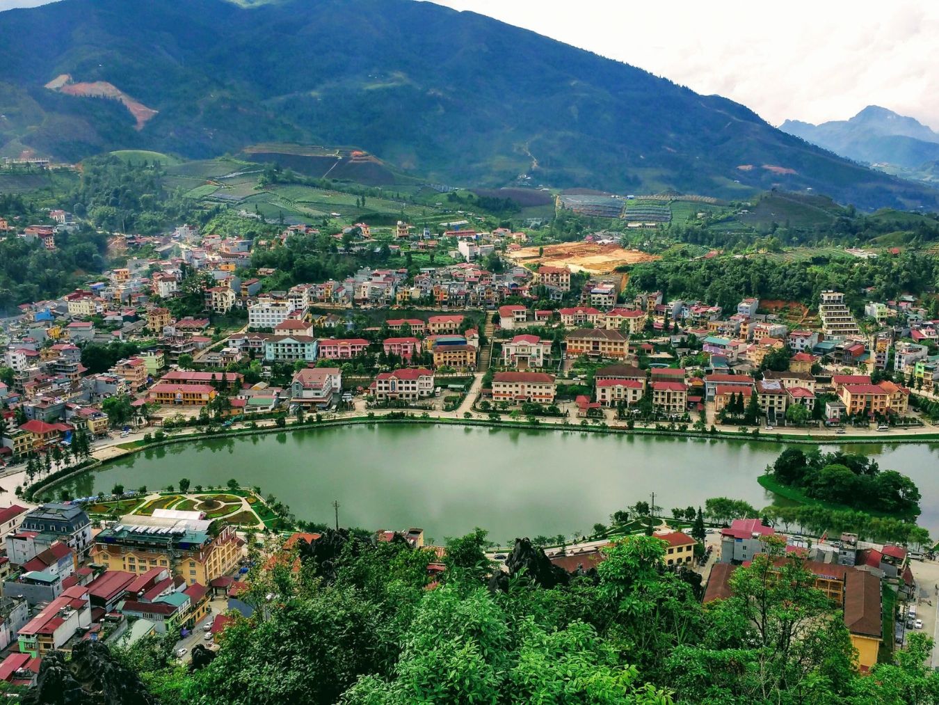 Khoảnh khắc bình minh yên bình trên mặt hồ Sa Pa.