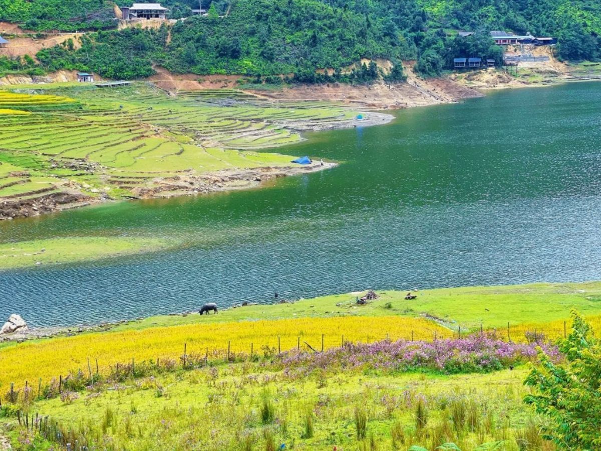 Khung cảnh Hồ Séo Mý Tỷ thơ mộng, yên bình và trong lành.