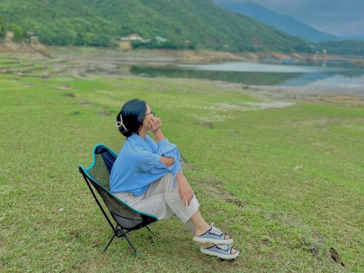 Chụp ảnh check-in giữa khung cảnh thanh bình của Hồ Séo Mý Tỷ.