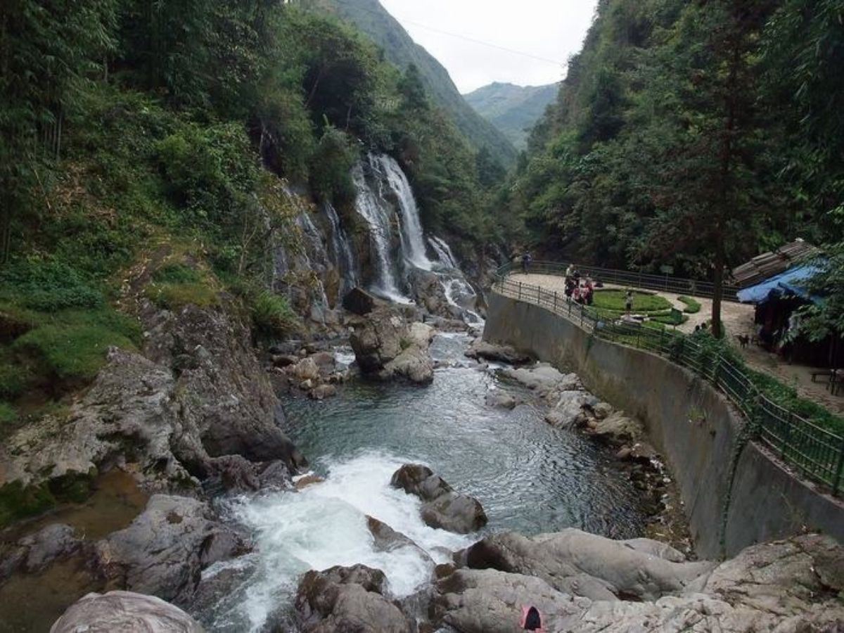 Thác Tiên Sa Cát Cát mang vẻ hoang sơ, hùng vĩ khiến lòng người say mê. 