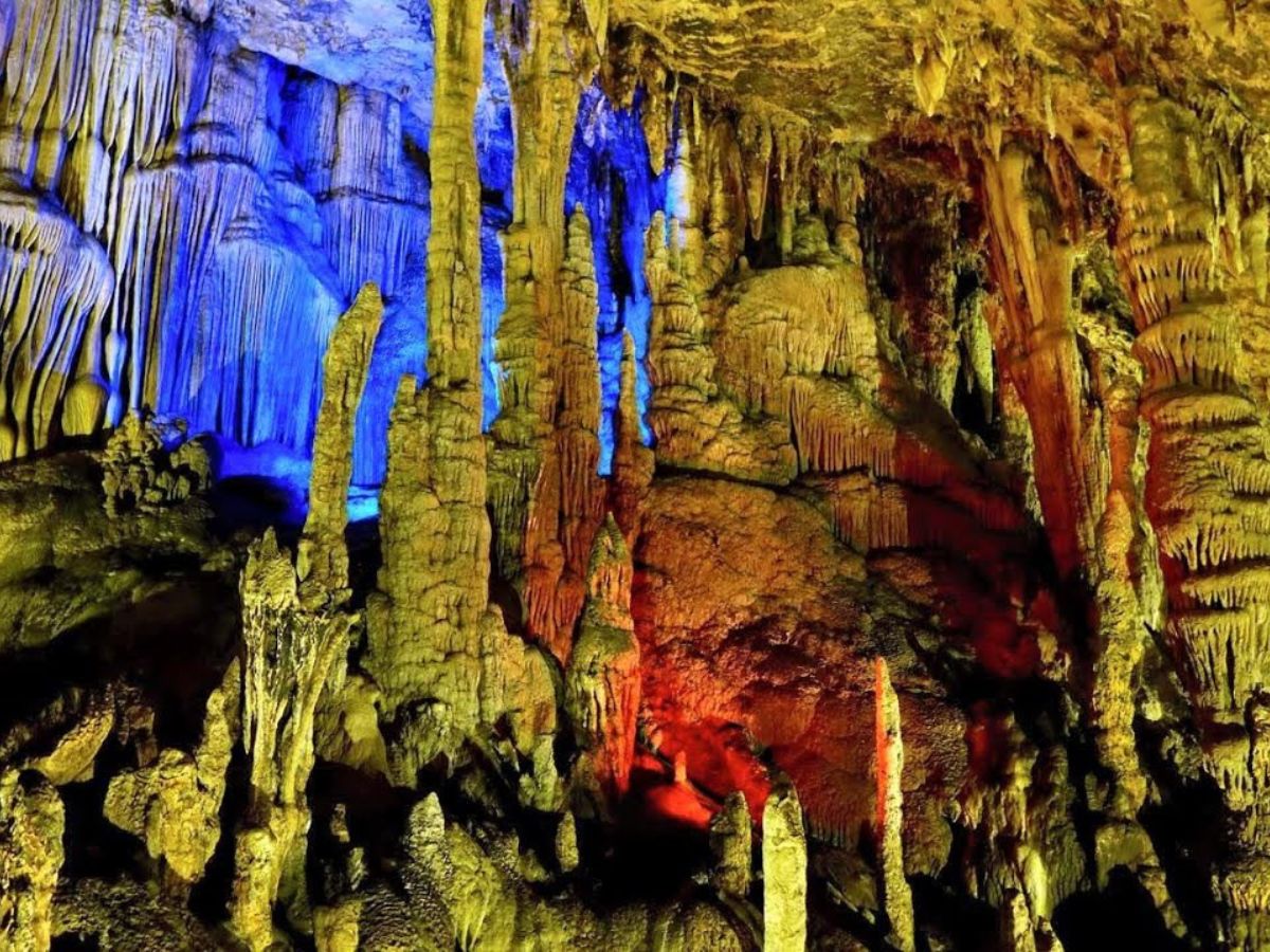 Vẻ đẹp kỳ ảo và hoang sơ của Động Hàm Rồng khiến ai cũng say mê.