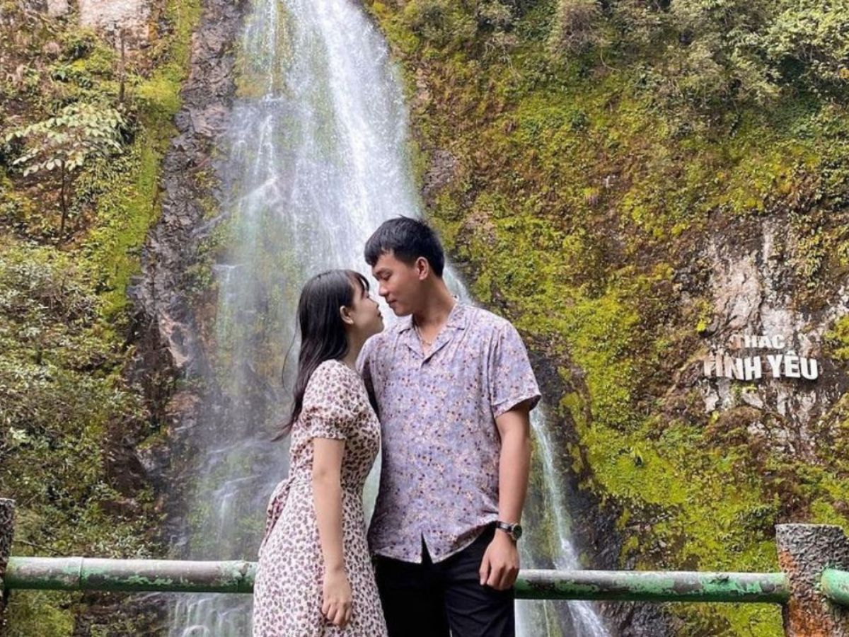 Ghi lại khoảnh khắc ngọt ngào tại Tháp Tình Yêu giữa thiên nhiên hùng vĩ.&nbsp;