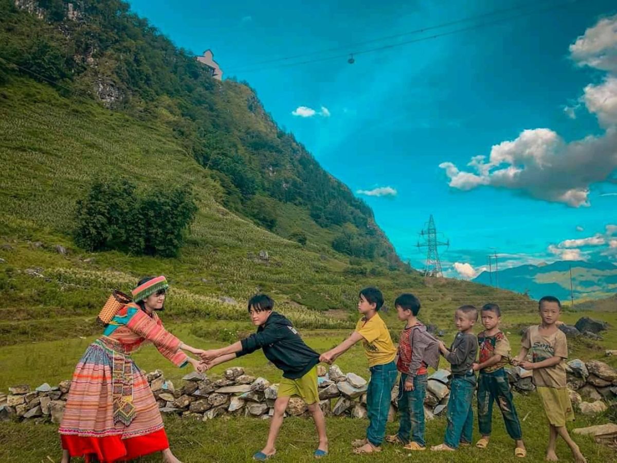 Niềm vui trẻ thơ hòa cùng vẻ đẹp thanh bình của làng quê.