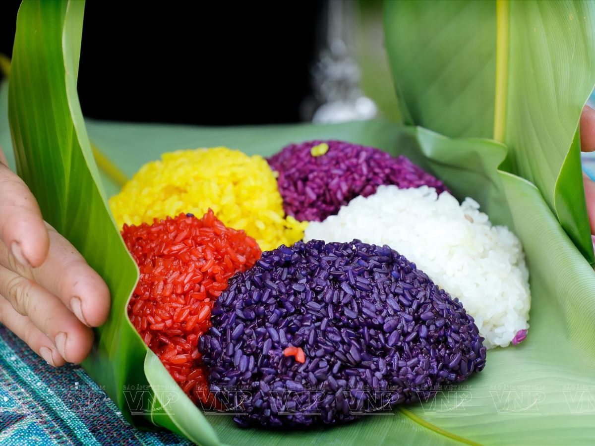 Xôi ngũ sắc món ăn vừa đẹp mắt, vừa gắn liền với các lễ hội truyền thống