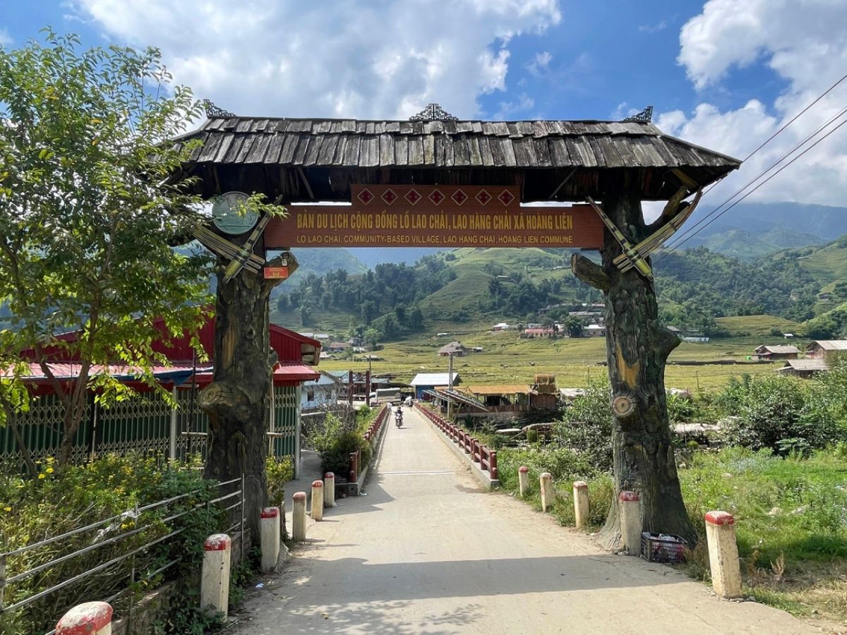 Cổng chào của bản du lịch cộng đồng Lổ Lao Chải, Lao Hàng Chải, xã Hoàng Liên