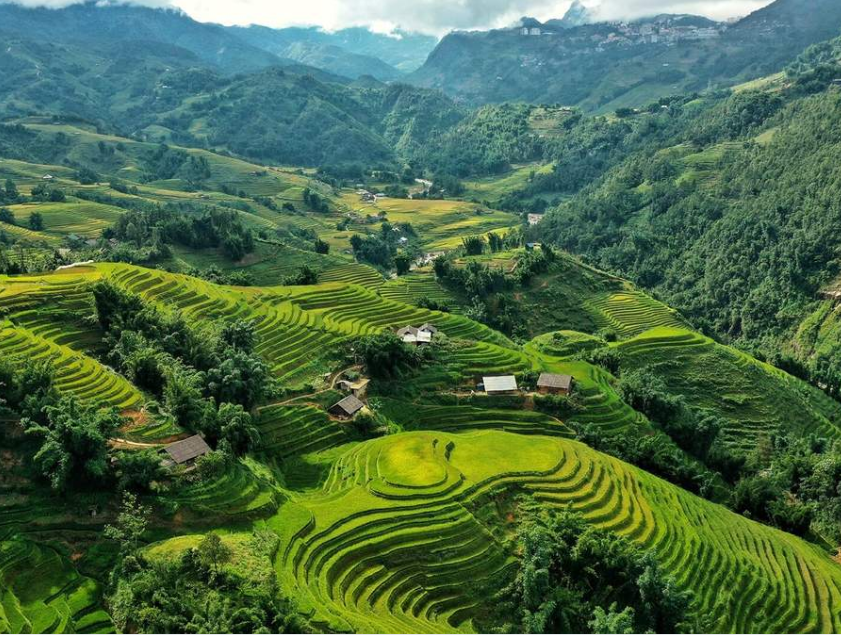 Cư dân chủ yếu ở đây là người Mông đen và Dao đỏ.