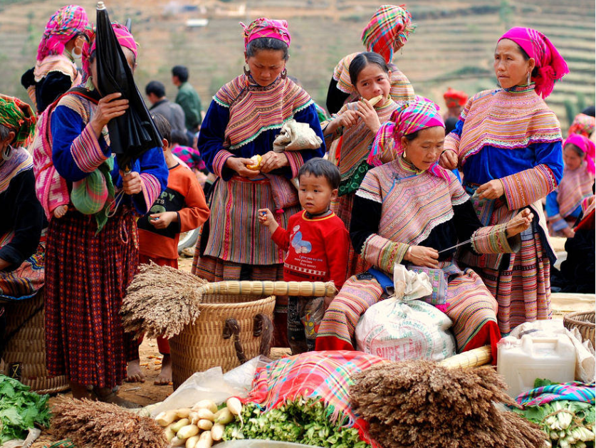 Chợ Cán Cấu khiến du khách ấn tượng bởi sắc màu rực rỡ của trang phục truyền thống