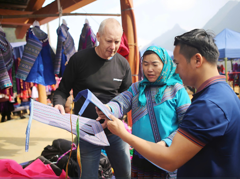 Nhiều du khách cảm thấy gần gũi khi được trò chuyện với người dân nơi đây. 