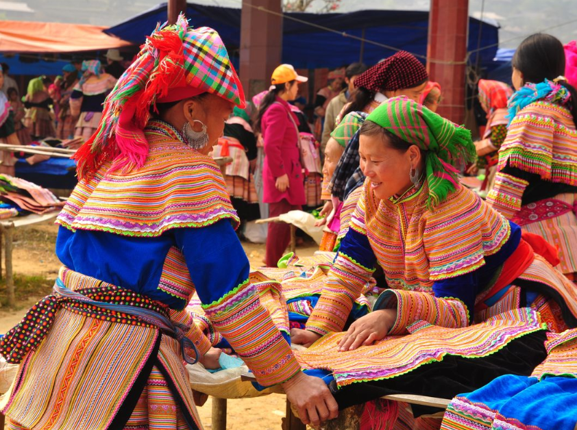 Gian hàng thổ cẩm tại chợ Cán Cấu là điểm đến lý tưởng.