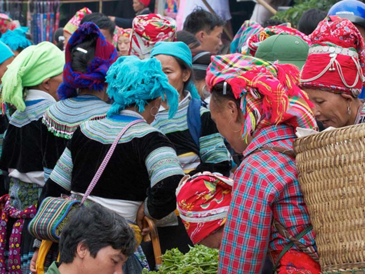 Khám phá không khí nhộn nhịp và đa sắc văn hóa các dân tộc.