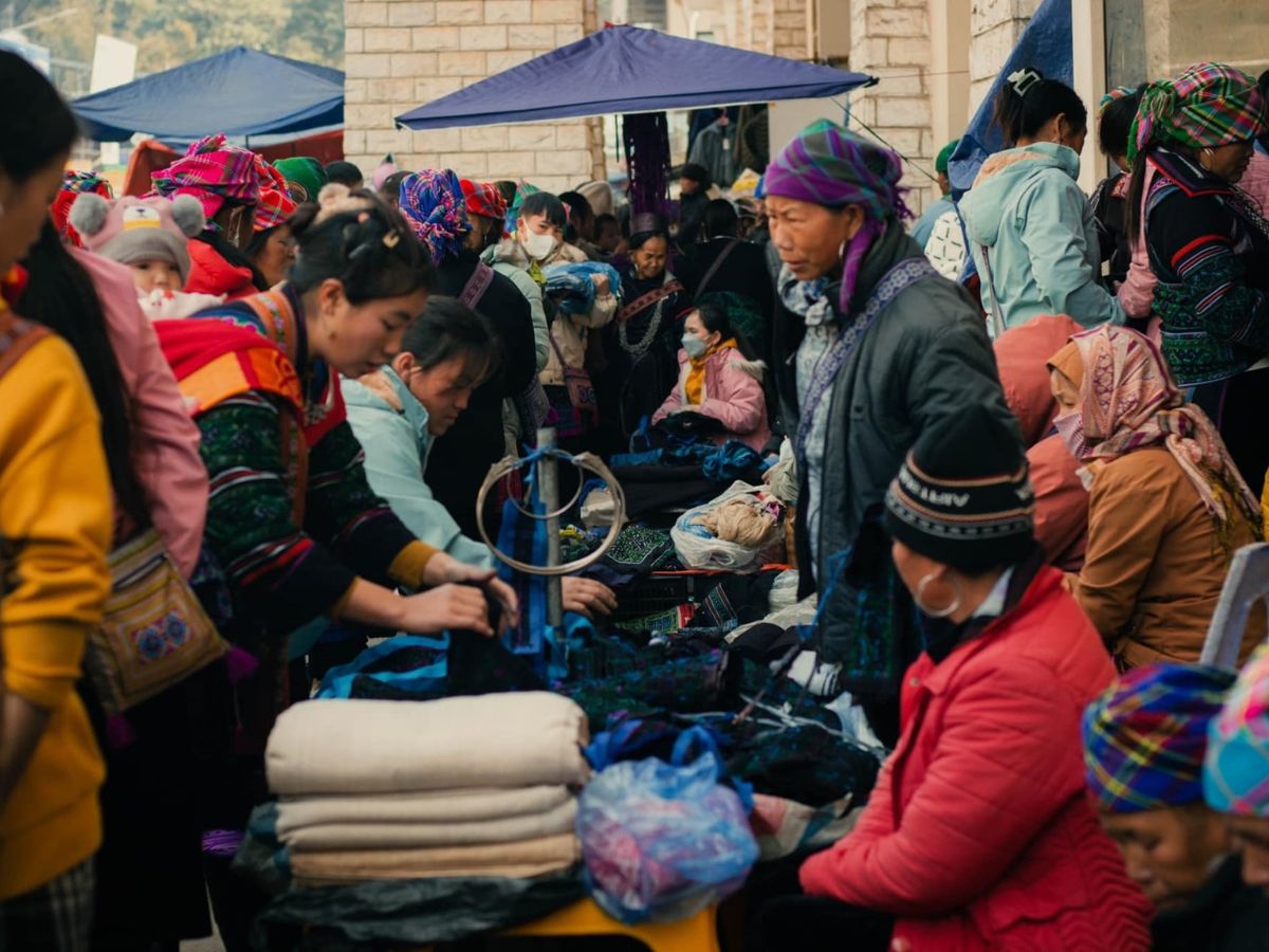 Khám phá cảnh mua bán sôi động và đầy sắc màu tại chợ phiên Sa Pa