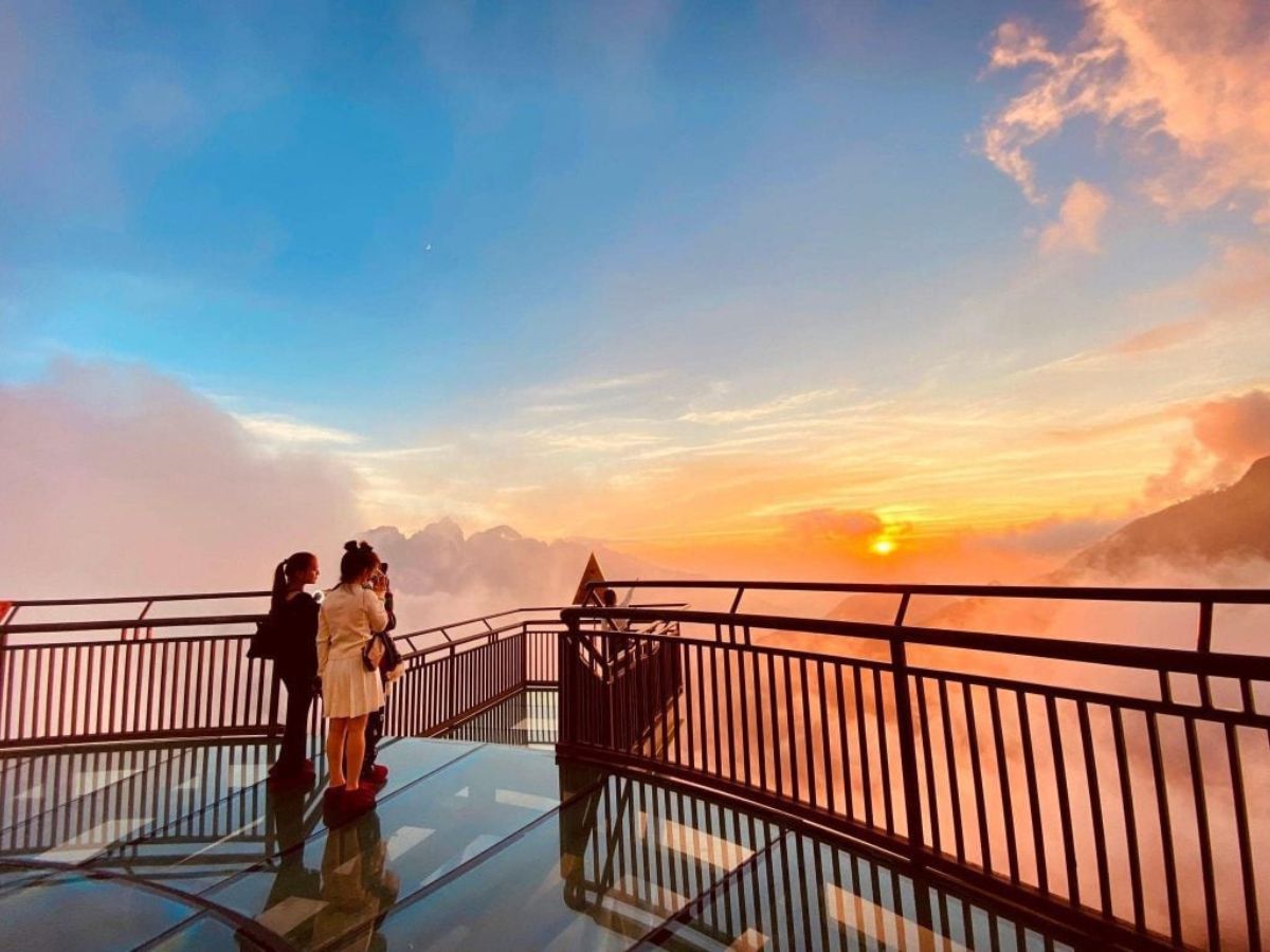 Chiêm ngưỡng toàn cảnh thung lũng Mường Hoa cùng dãy Hoàng Liên Sơn. (